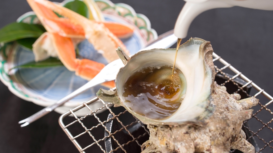 *【夕食一例／竹コース（カニ・サザエ）】大人気！海の香り漂う活きのいいサザエの磯焼きとカニがついたセ