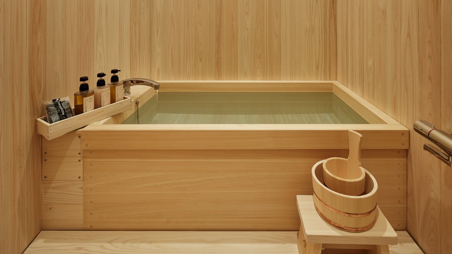 客室檜風呂