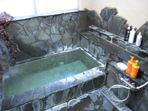 【岩風呂】温泉なので体の芯から温まります！お風呂は別棟にあります