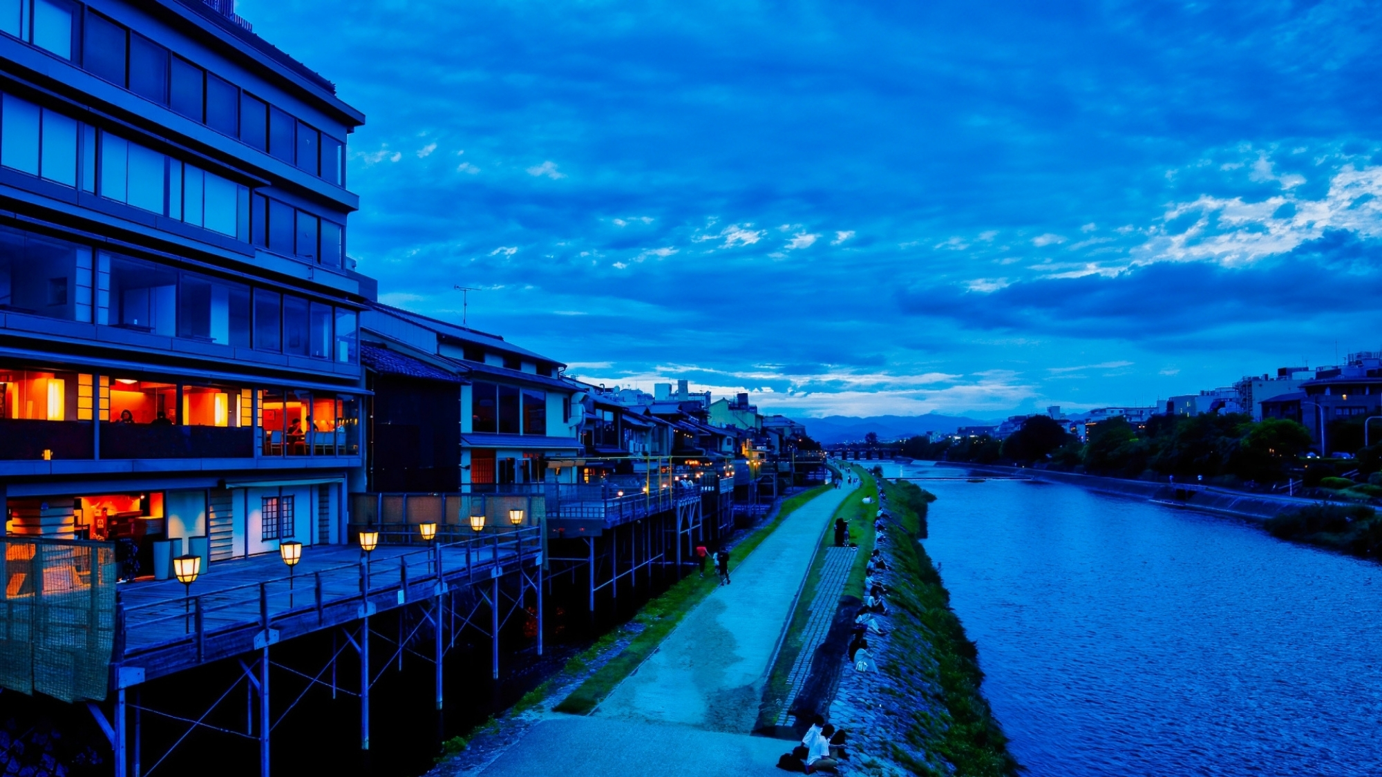 川床で鴨川の夜景を楽しみながらおいしいお料理を愉しんで。