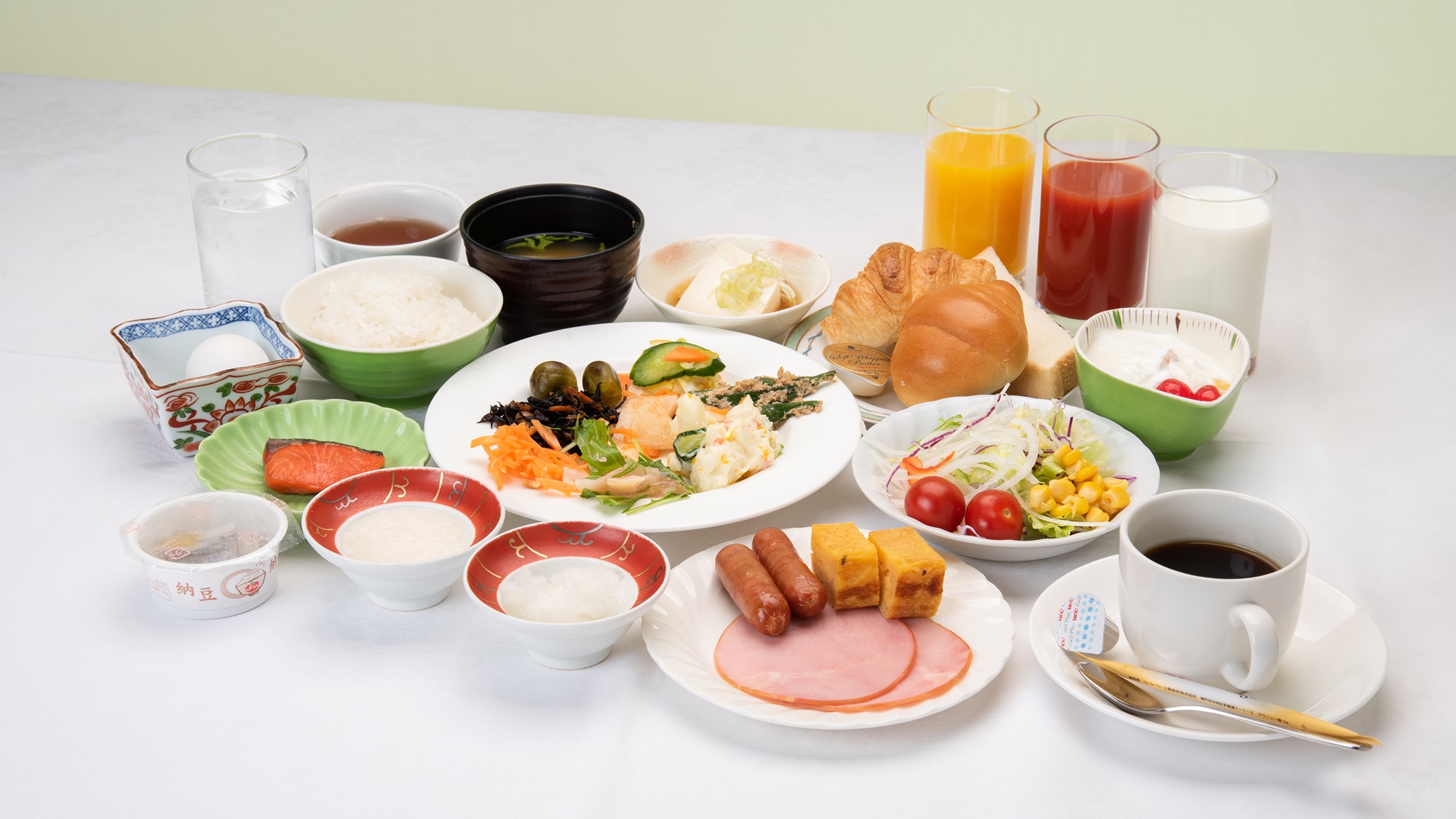 *【朝食一例】ご飯やパン、サラダや煮物、デザート、ジュースなど、お好きなものをお楽しみください！
