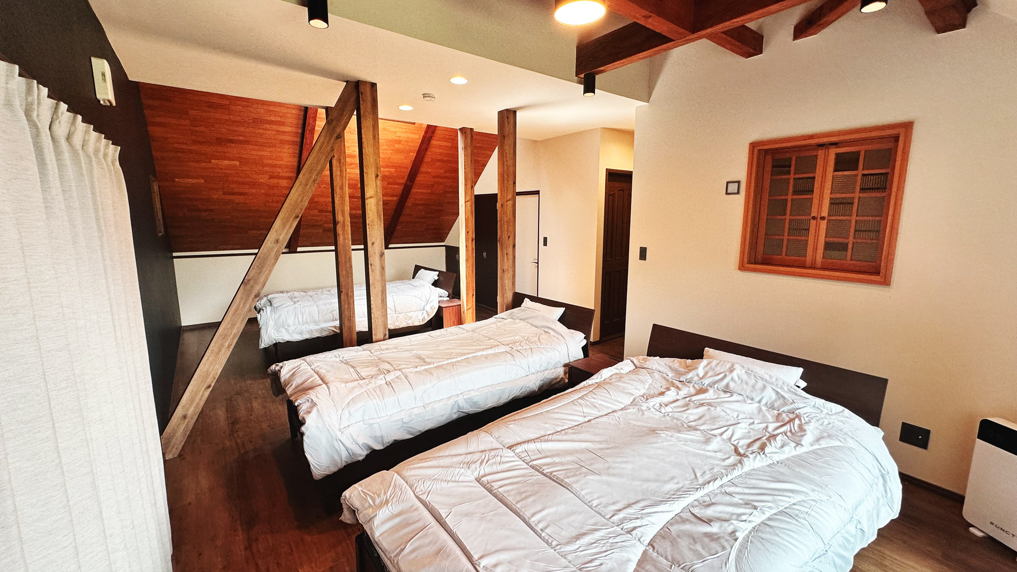 【デラックスヴィラ】洋間のベッドルームです。ベッドを3台並べています。