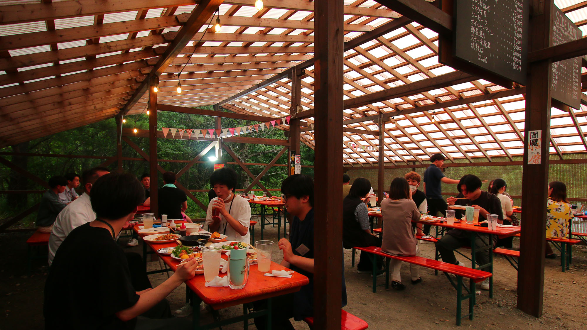 【アウトドアダイニング・スターガーデン】雨の日でも快適広々空間☆