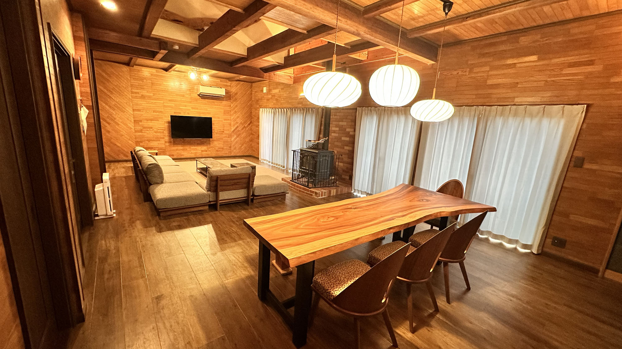 【デラックスヴィラ】リビングスペースは木のぬくもりに包まれた広々とした空間です。