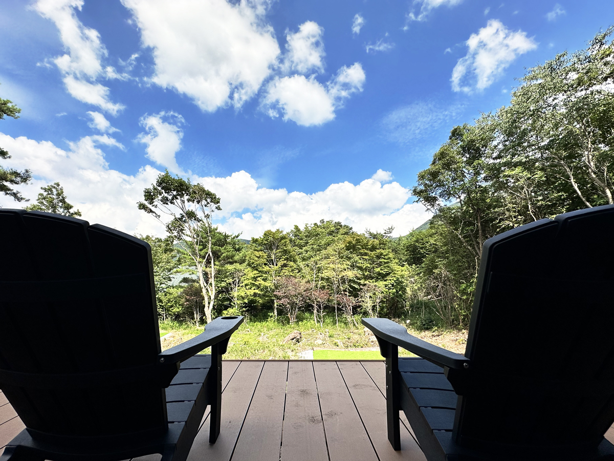 【デラックスヴィラ】木々と山々に囲まれた空間。テラスで寛ぐ一時は至福の時間です♪