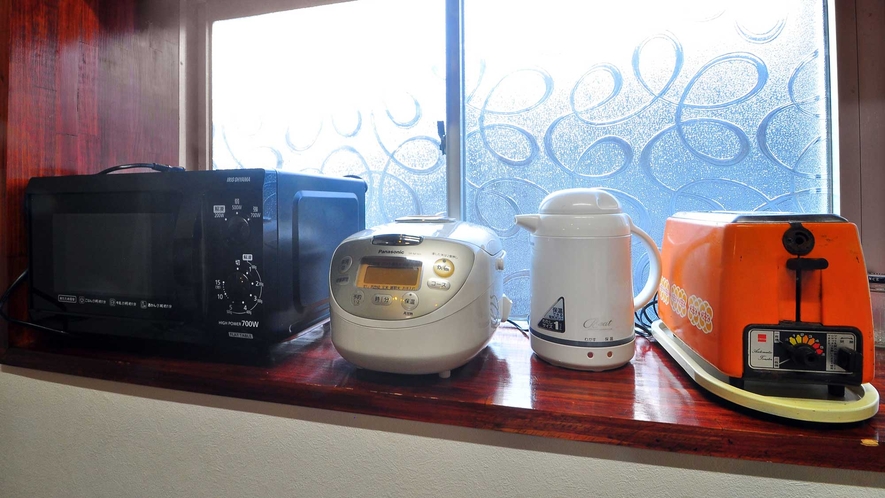【キッチン】電子レンジ　炊飯器　電気ポッド　トースターと一通りの調理器具がそろっております。