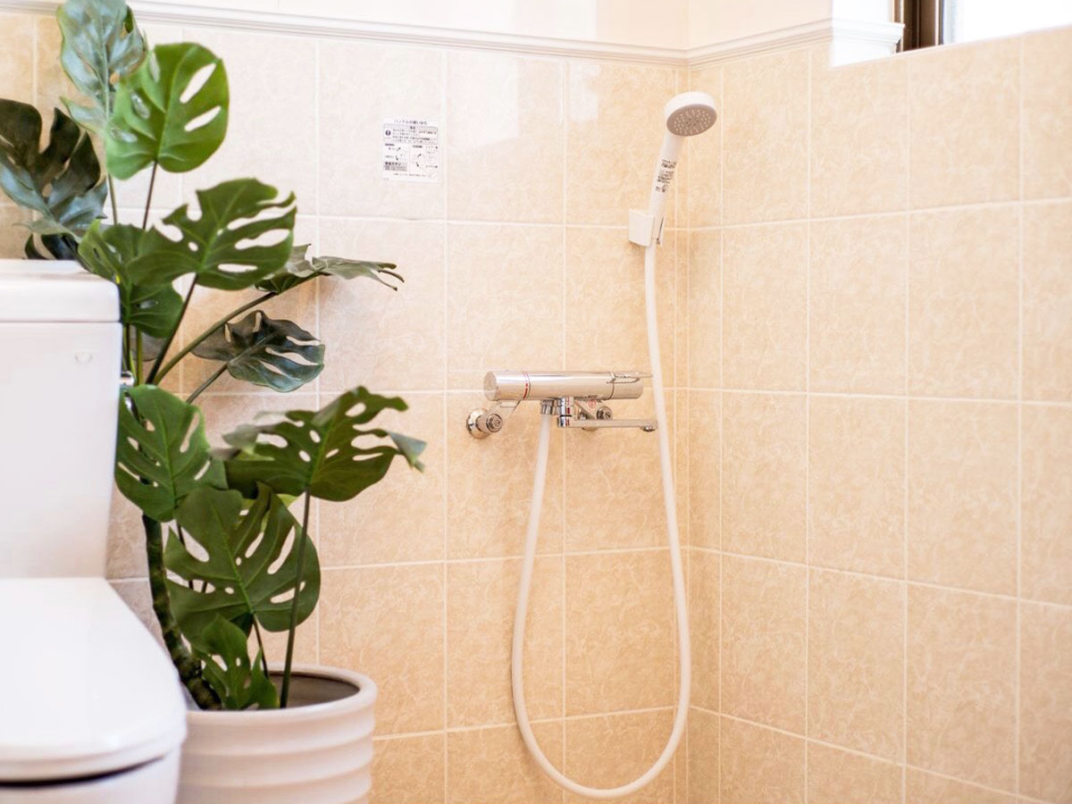 【バスルーム】シャワー・トイレ一体の海外スタイルのバスルームです。