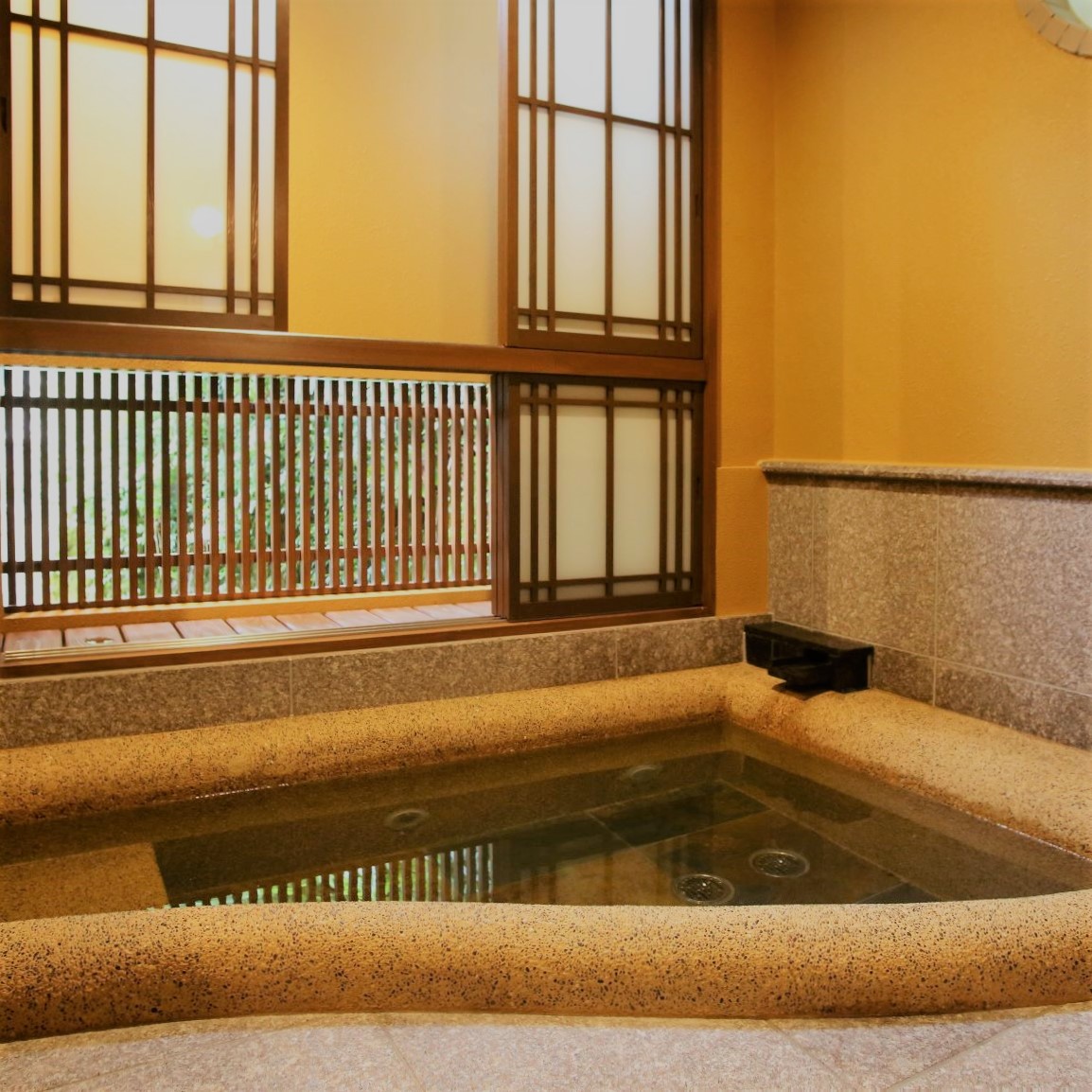 2階　赤絵半露天風呂　