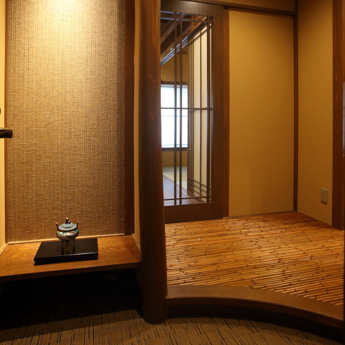 お部屋　２階半露天付客室　赤絵