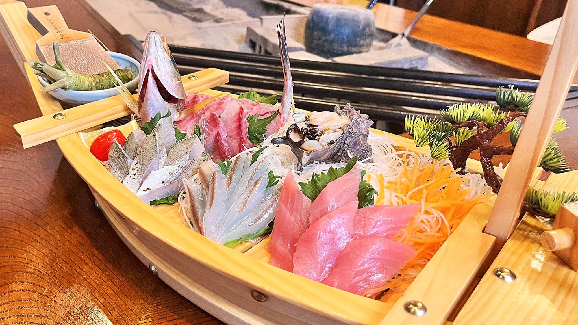 【記念日プラン】  スパークリングワインで乾杯後はライトな地魚舟盛と炉ばた焼。昭和レトロなケーキ付