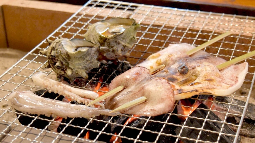 ・炭火焼（サザエとイカ）　その日仕入れた魚介類をお楽しみください