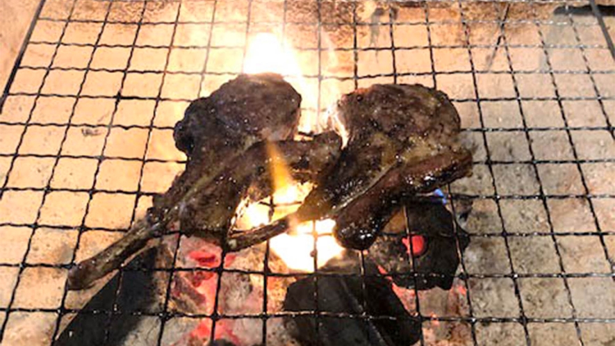 ・骨付きラム肉　炉端焼きならではの味わいをお楽しみください
