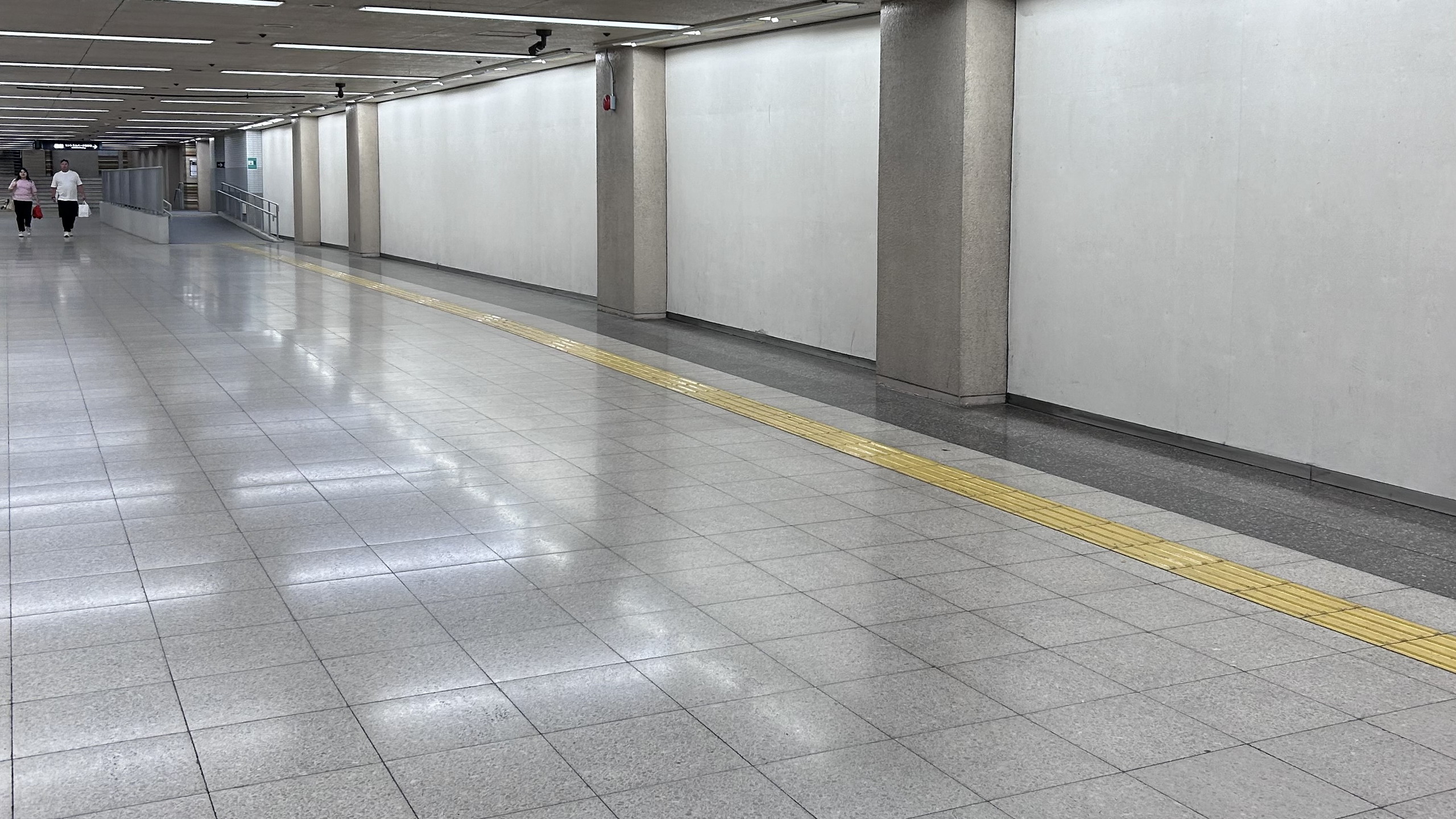 ③進んでいくとスロープがあり、ホテルへの最寄りのエレベーターがございます。