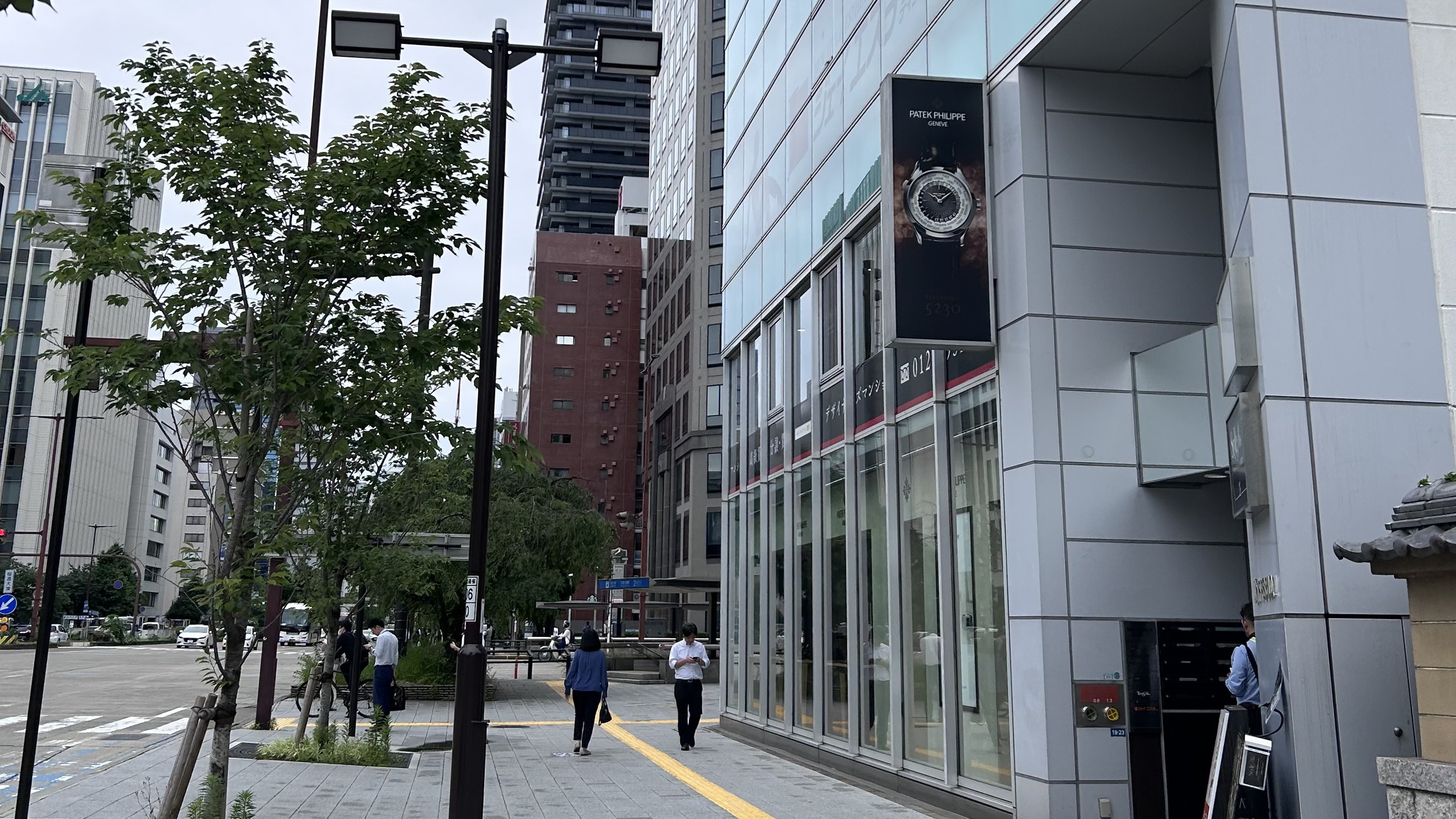 ⑥エレベーターを降りたら身体そのままの向きで右折し、直進してください。