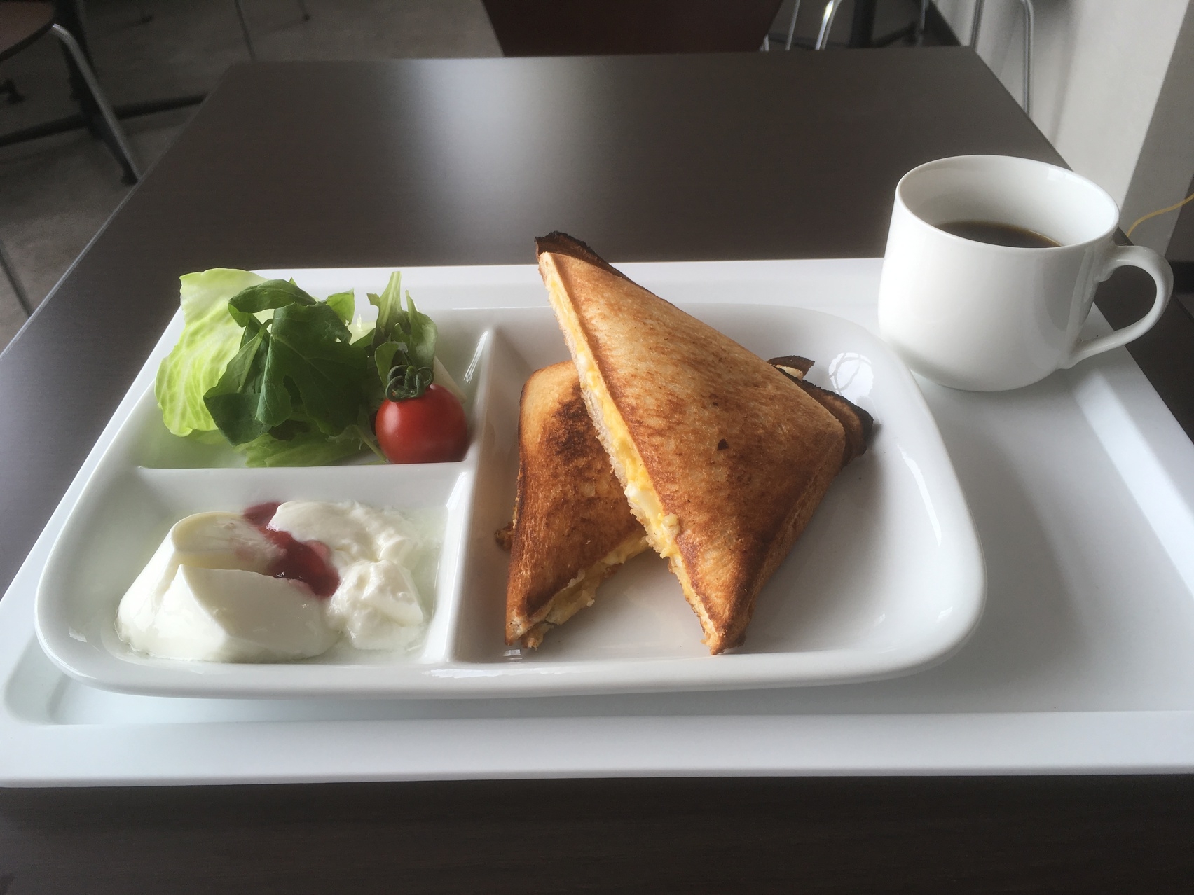 【選べる朝食/個室宿泊】出来立て熱々ホットサンドorお出汁が最高まつやま雑炊！一日のスタートに