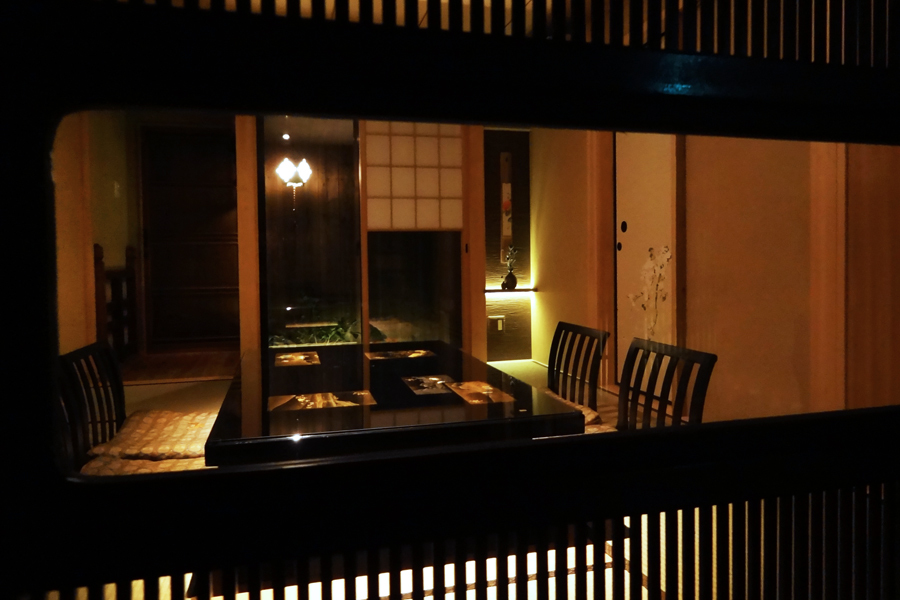 １階　玄関から格子ごしの和室