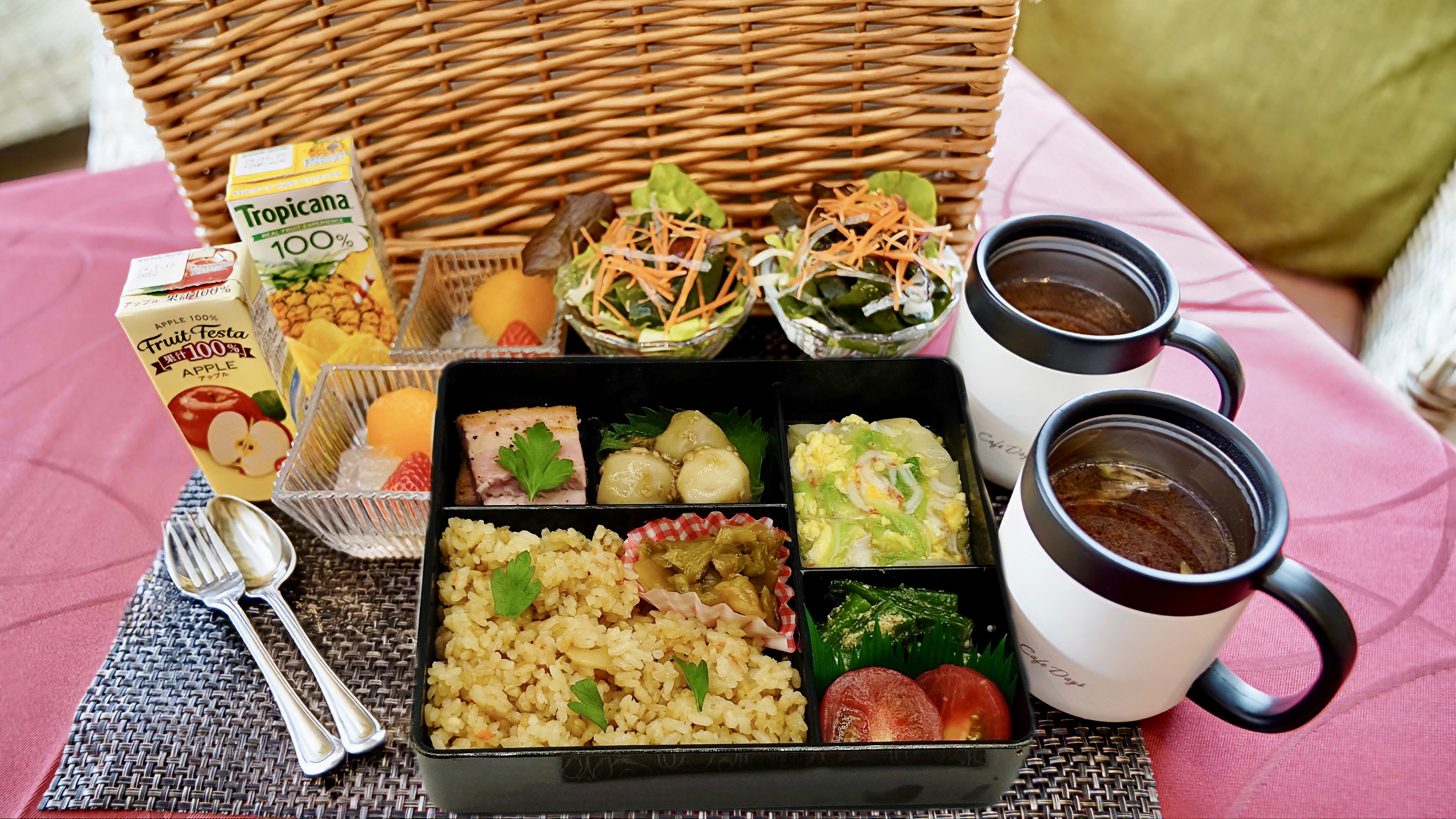 バスケットでお部屋に届く朝食