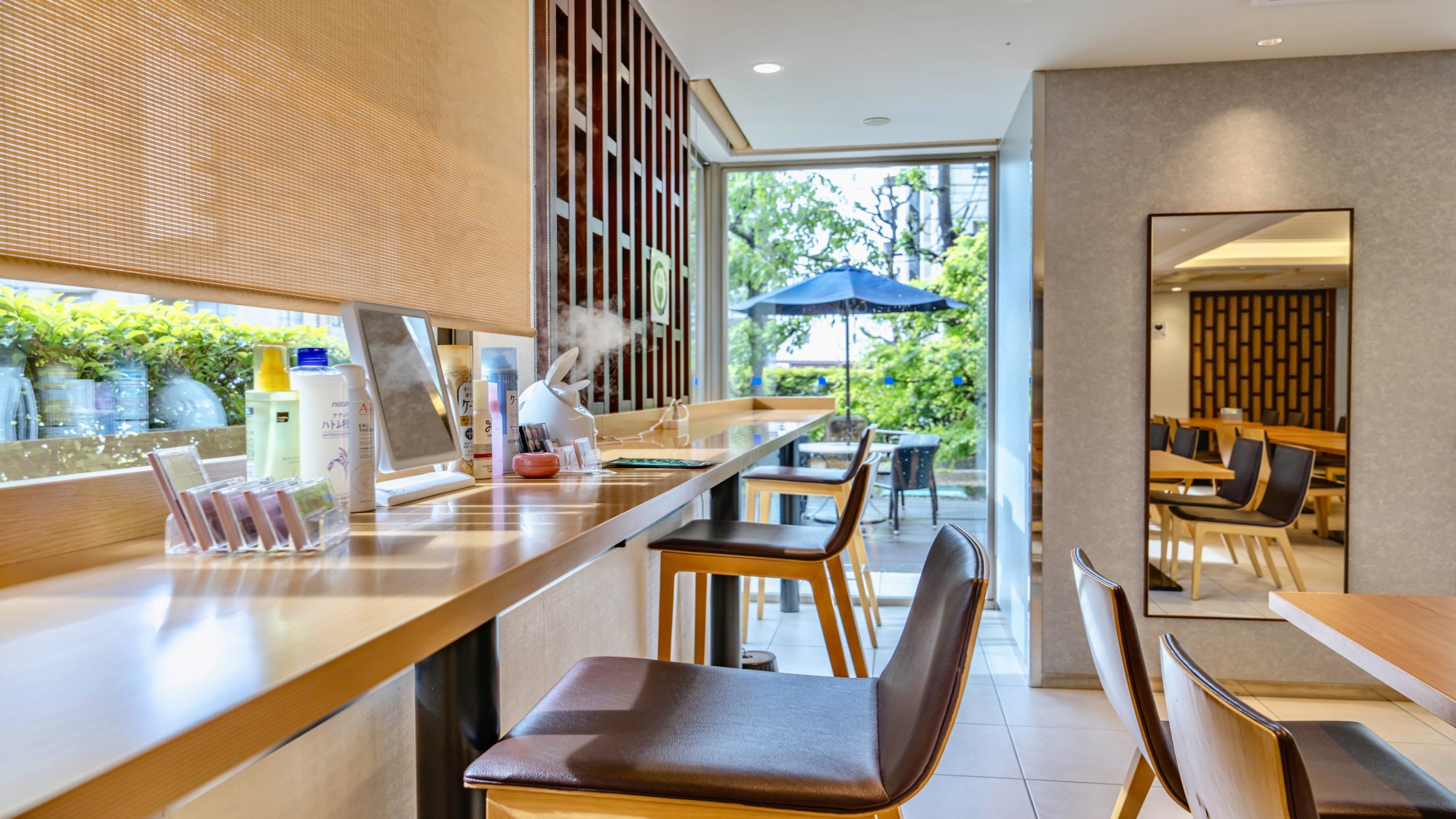 隣接する本館のパウダースペース（アネックス店のお客様もご利用可）