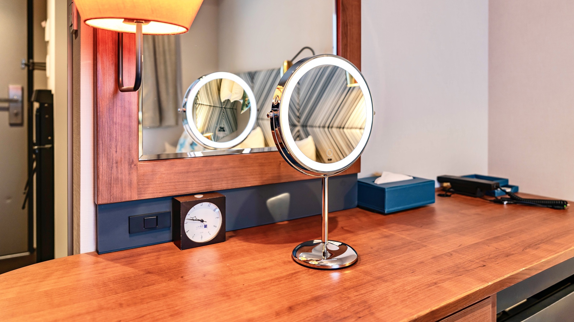 スーペリアダブル・デラックススーペリアツインのライトミラー（女優ミラー）