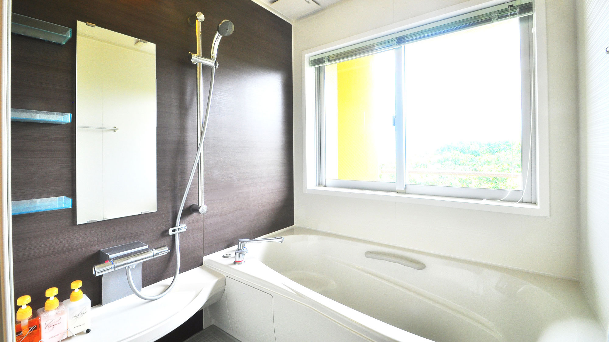 【和室10畳】浴室：足を伸ばしてゆっくり寛げるお風呂