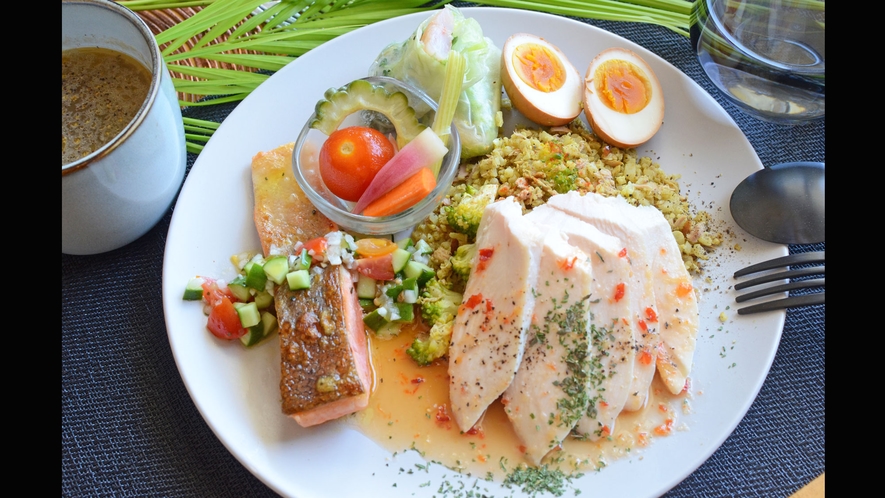 【レストラン】ISLANDS-FOOD-びるぱに屋　ランチイメージ画像（マリンロッジマレア石垣島１F