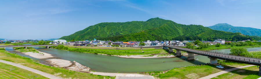 近くの魚野川、坂戸山、金城山のパノラマ写真です。