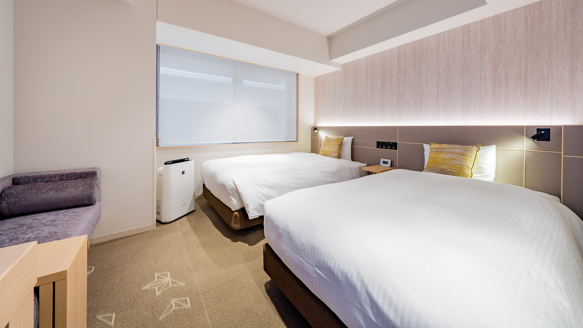 ［セントラルツイン］広さ21㎡、ベッド幅113cm。ゆとりある空間と広々デスクが人気の客室