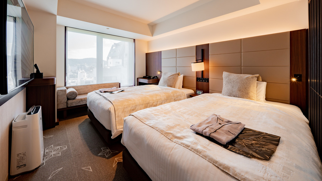 ［プレミアツイン］広さ22㎡、ベッド幅122cm。ホテル最上階で贅沢にお過ごし頂けるプレミアムルーム