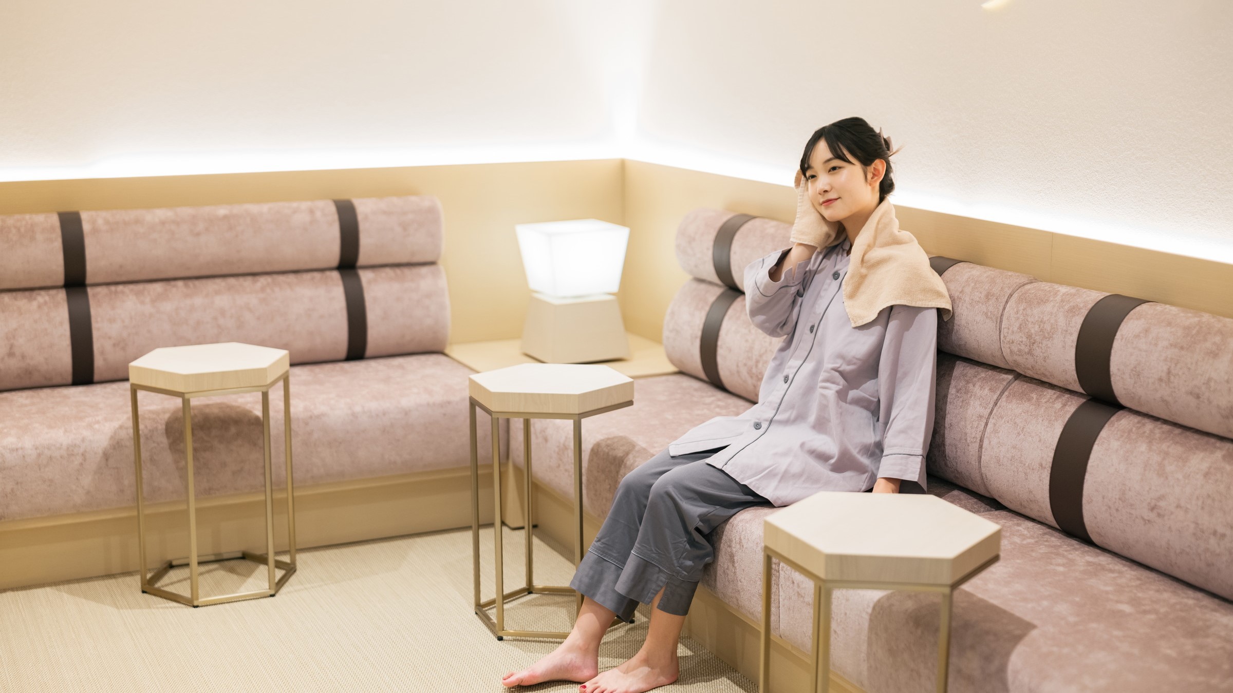【女性専用湯上りラウンジ】