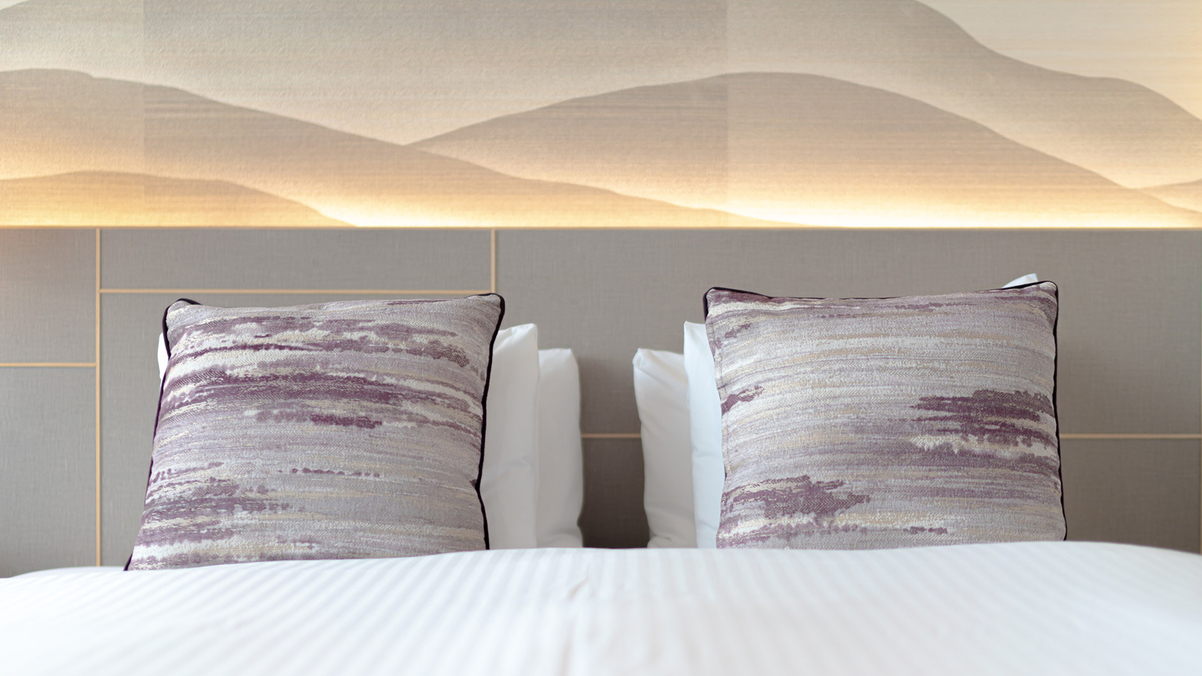 ベッド上には照明で浮かび上がる、京都の山々をイメージした壁画アートを施し、京を感じる雰囲気を演出