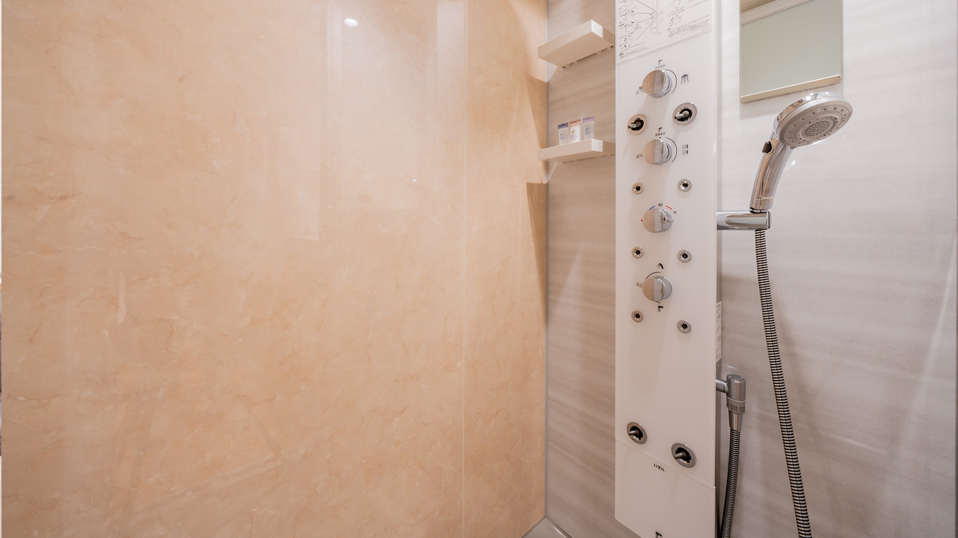高機能シャワー「アクアネオ」でリフレッシュ。10箇所のシャワーで全身を温める贅沢なひととき。