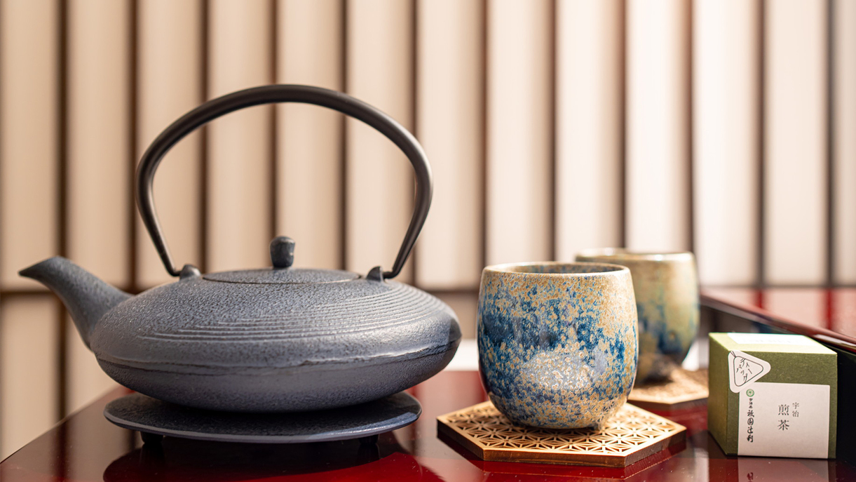 京都の老舗「祇園辻利」の煎茶を鉄瓶で沸かしたお湯でいただく、少し贅沢なひとときをお愉しみください