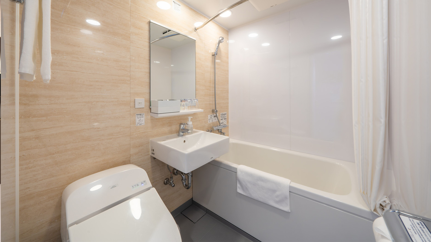 バスルームは、コンパクトにまとまった清潔感のあるユニットバス。明るい照明は朝の身支度にも便利。