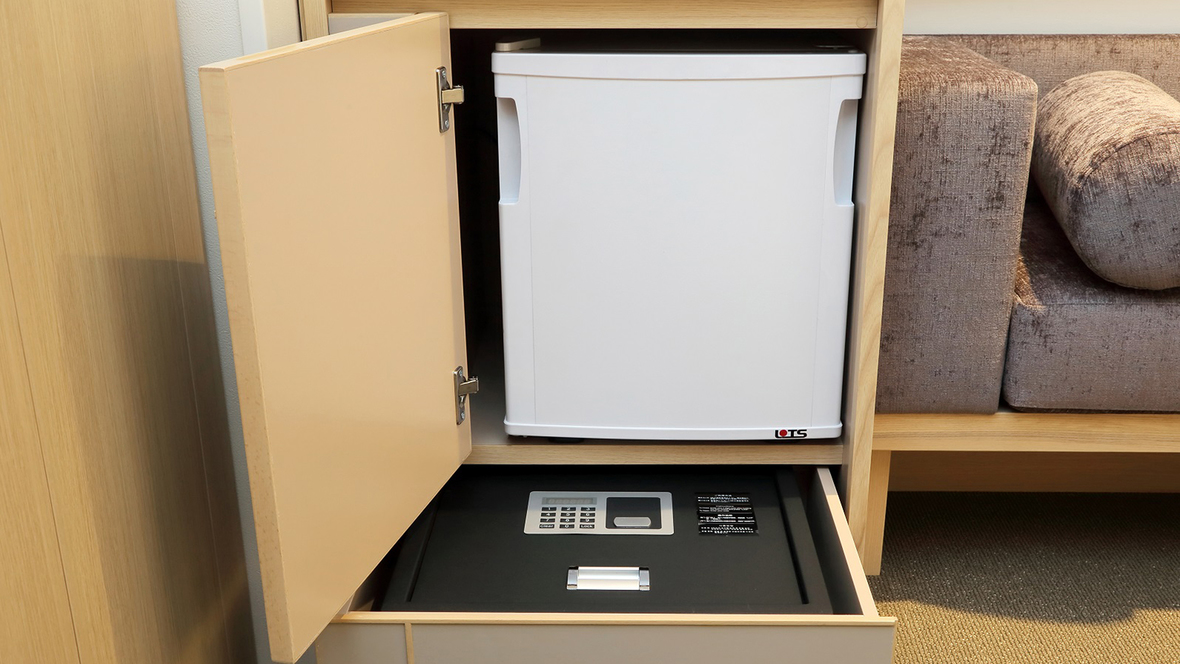 静音設計のペルチェ式保冷庫と、貴重品やPCの保管もできる大型のセーフティボックスを完備