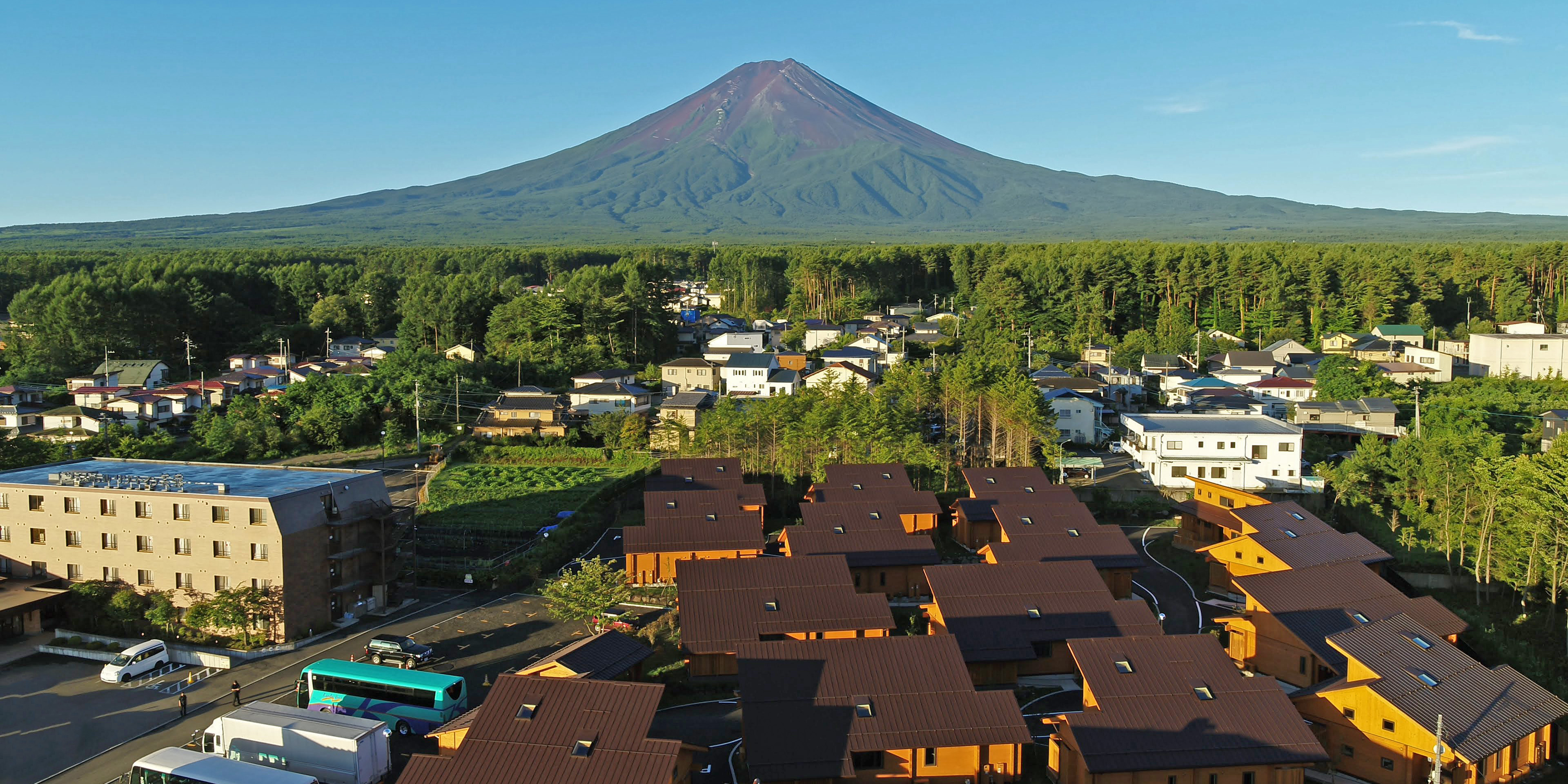 圧倒的なスケールでそびえる富士山と、国産杉を贅沢に使用した本格ログハウス。これこそが「ふようの宿」のアイデンティティです。富士山の麓のプライベート別荘地のような敷地は、訪れるすべてのお客様の旅への期待感を一気に高めます。ここでしか出会えない、五感で感じる贅沢な富士山麓のリゾートステイをお届けします。
