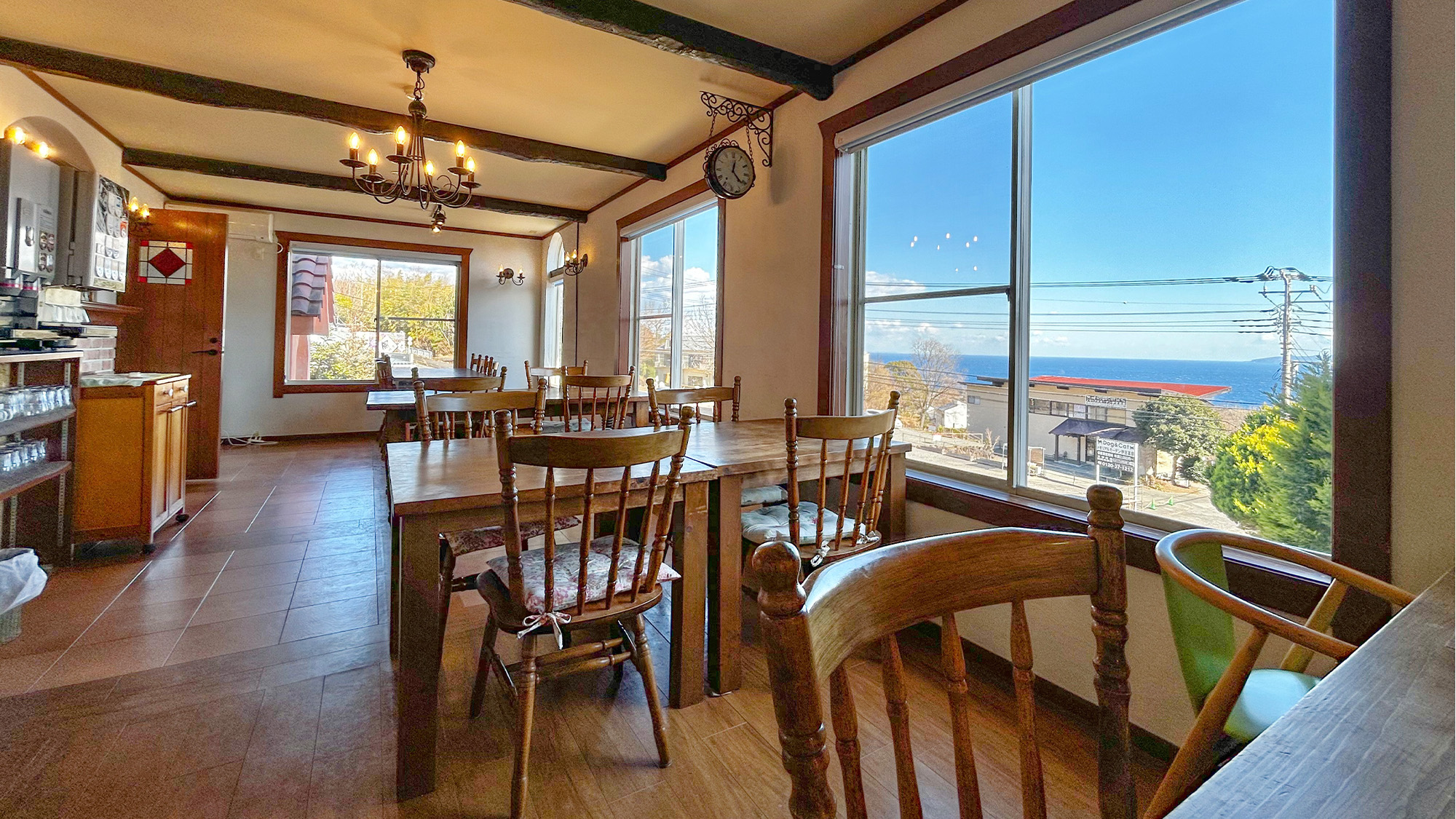 【ダイニング】海が見えるダイニングでお食事をご用意いたします。