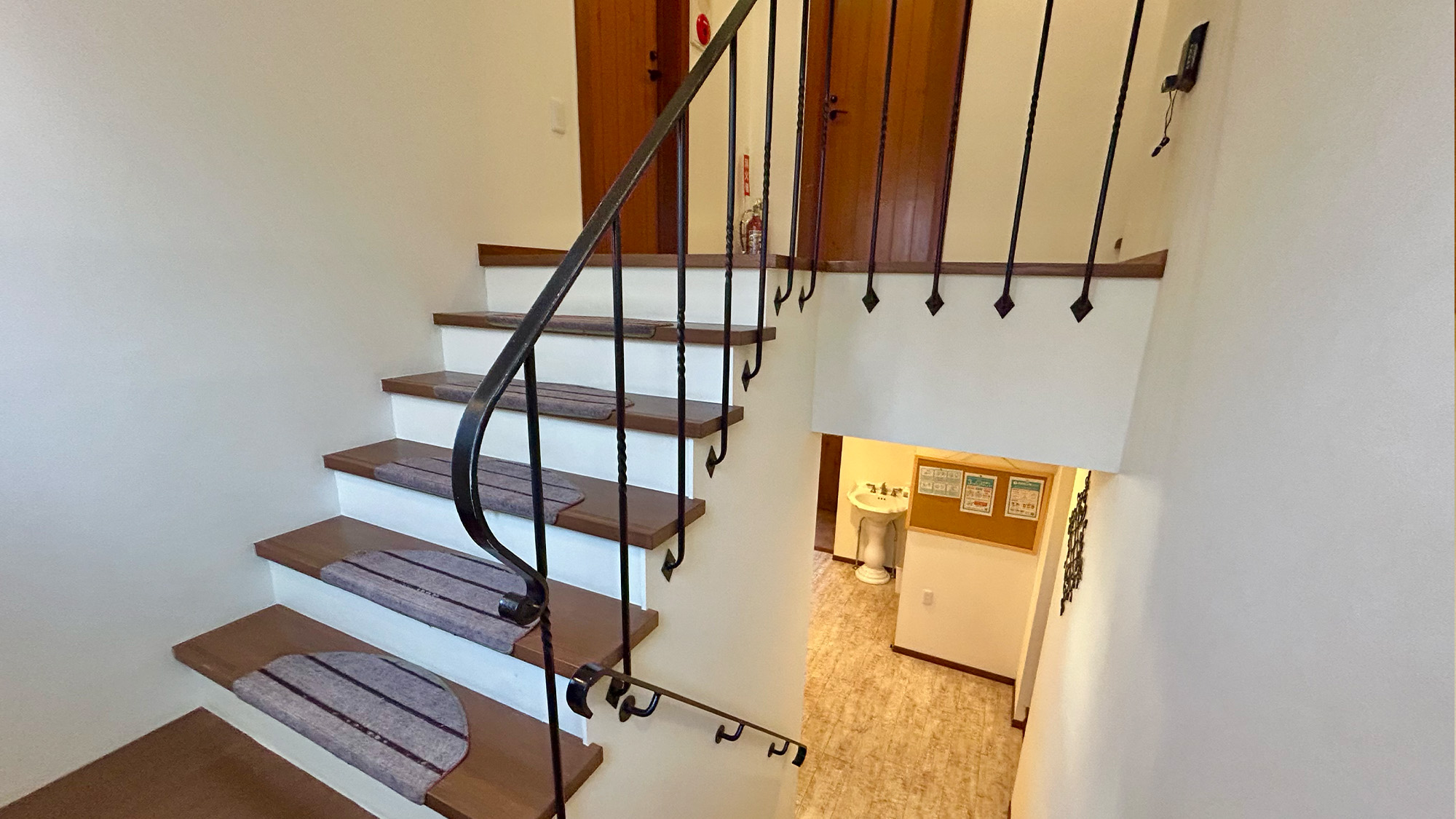 【館内】客室に続く階段