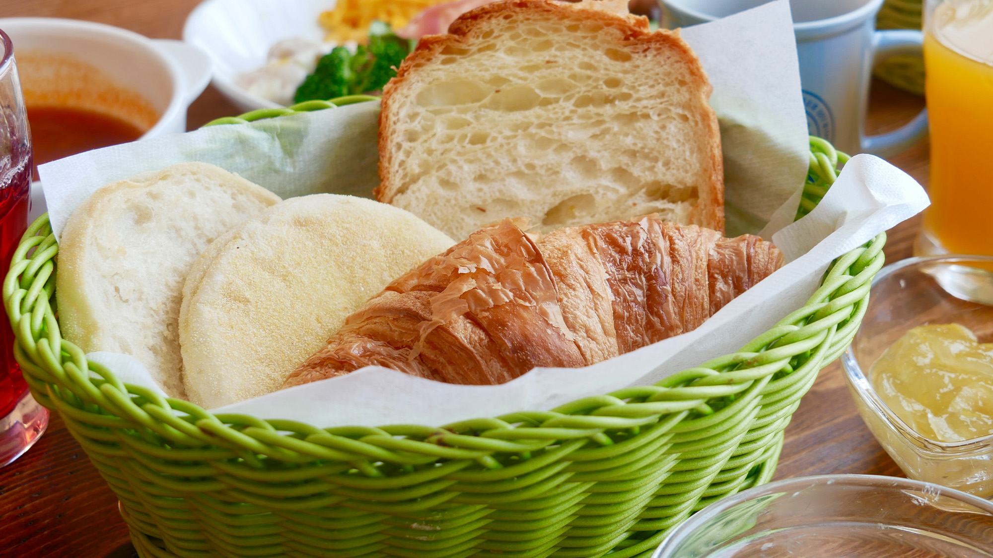 【朝食一例】自慢の焼きたてパン