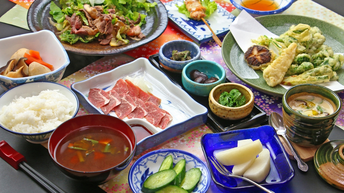 ★【夕食付】朝早い出発にもオススメ☆夕食は素材で勝負！自慢の手作り料理♪