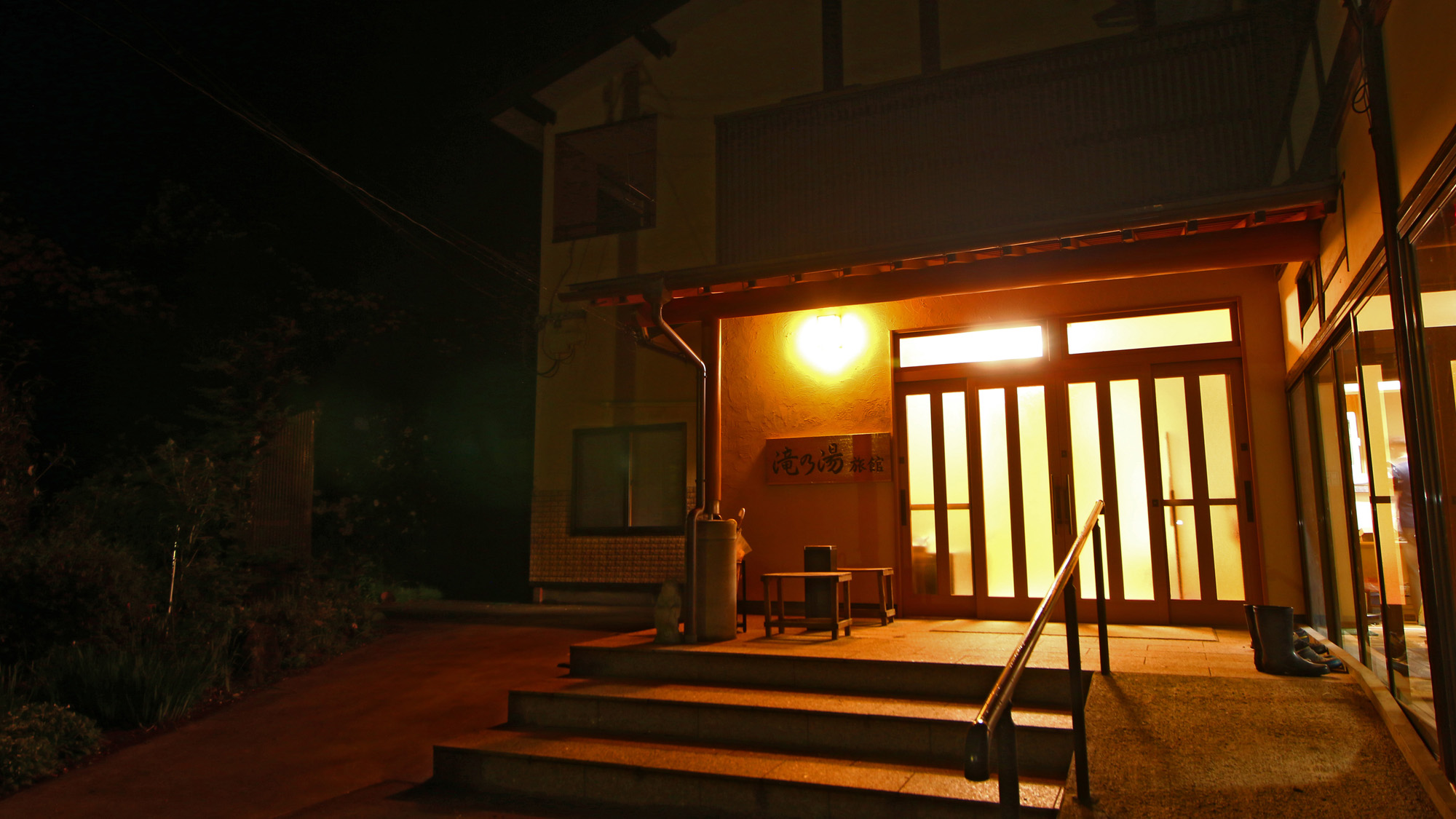 やさしい明かりが灯る玄関。