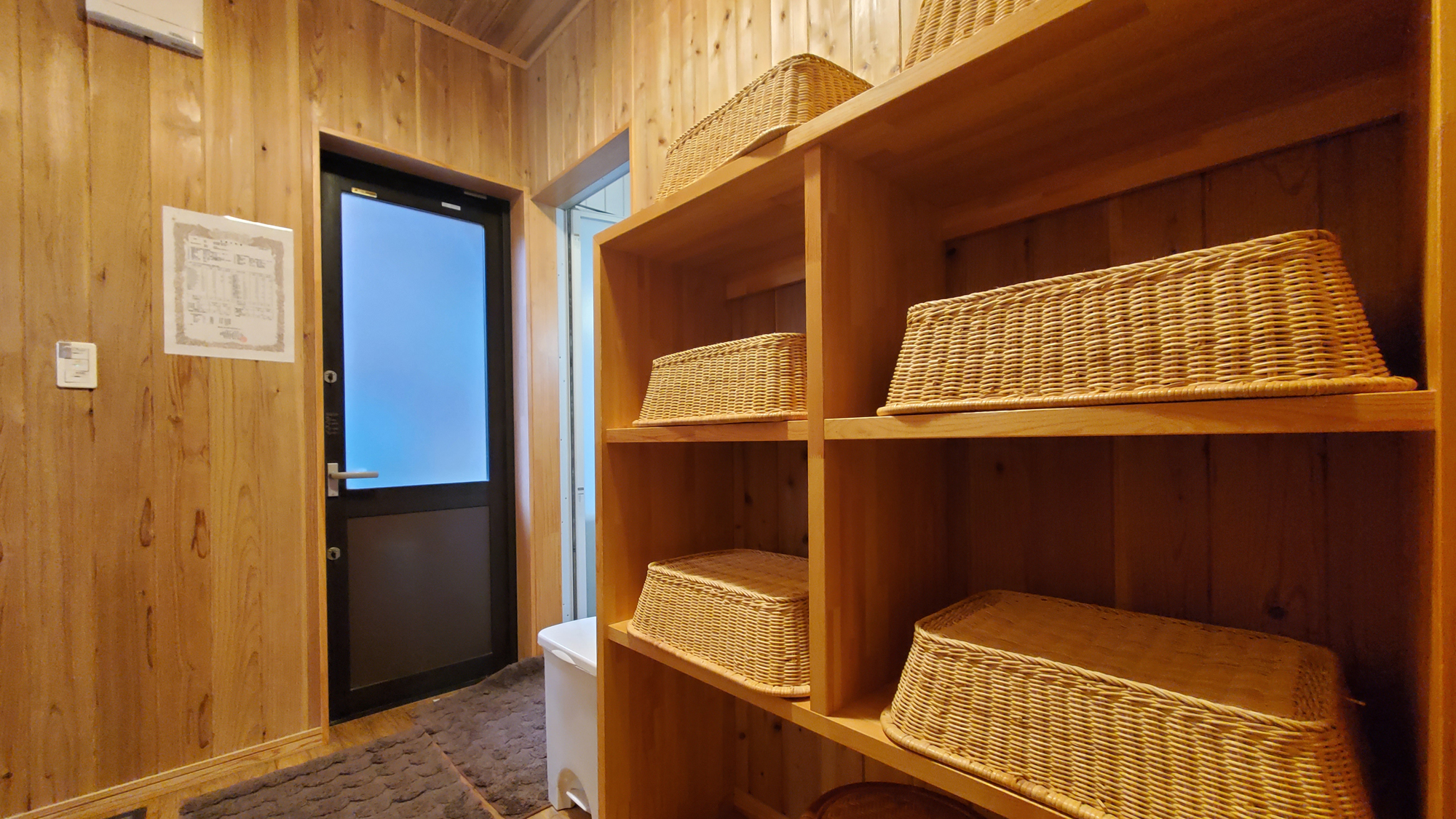 #脱衣所　木のぬくもりを感じる清潔な脱衣スペース。