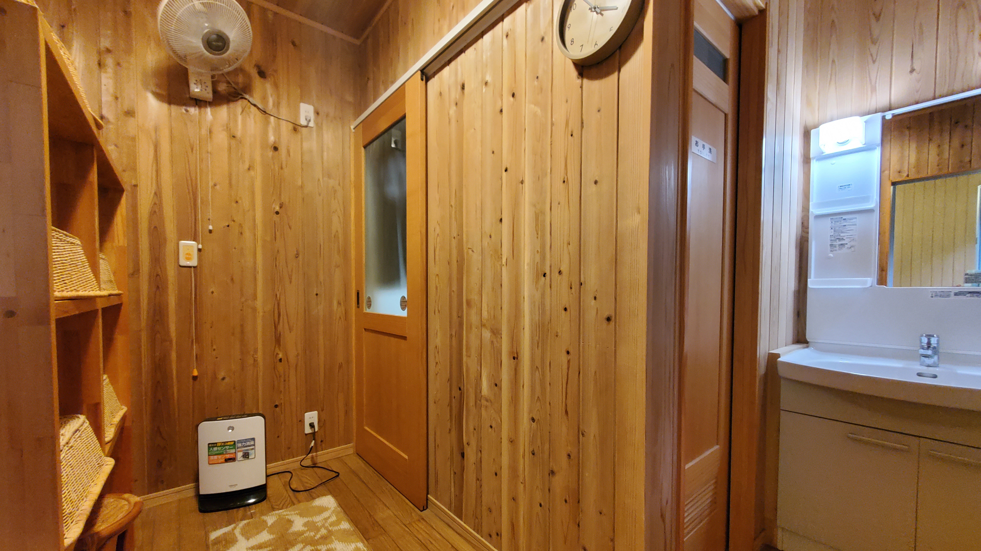 #脱衣所　広々とした洗面台や扇風機を備え、湯上がりの時間も快適です。