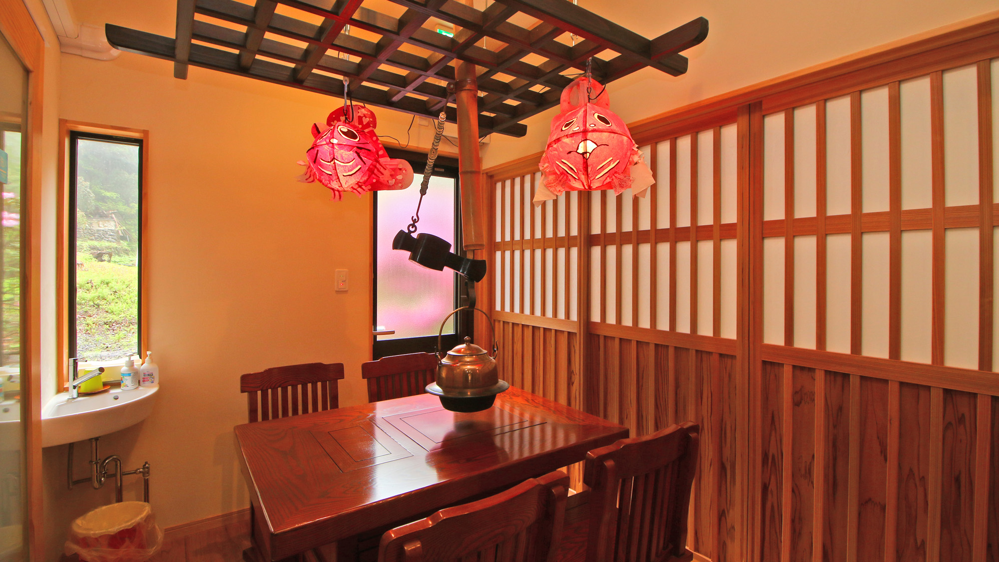 食事処にある囲炉裏