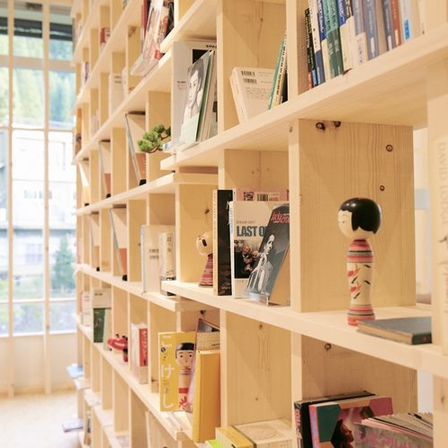 シェアラウンジでは、書棚があり自由に閲覧することができます。