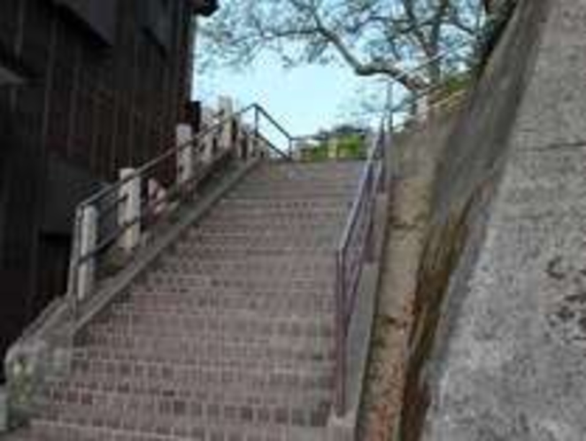 下田公園への階段アニメ　夏色キセキで観光スポットに