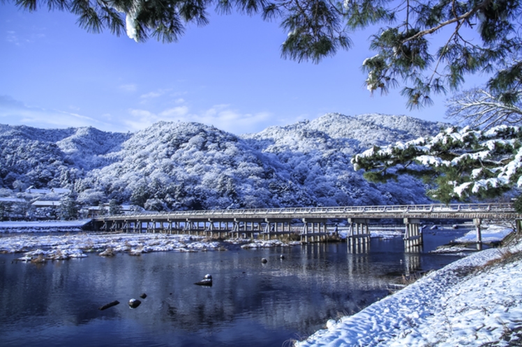 周辺環境写真　冬渡月橋