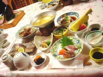 島旅応援！　新鮮魚介を堪能　名物カレイの唐揚げが美味しい海会席