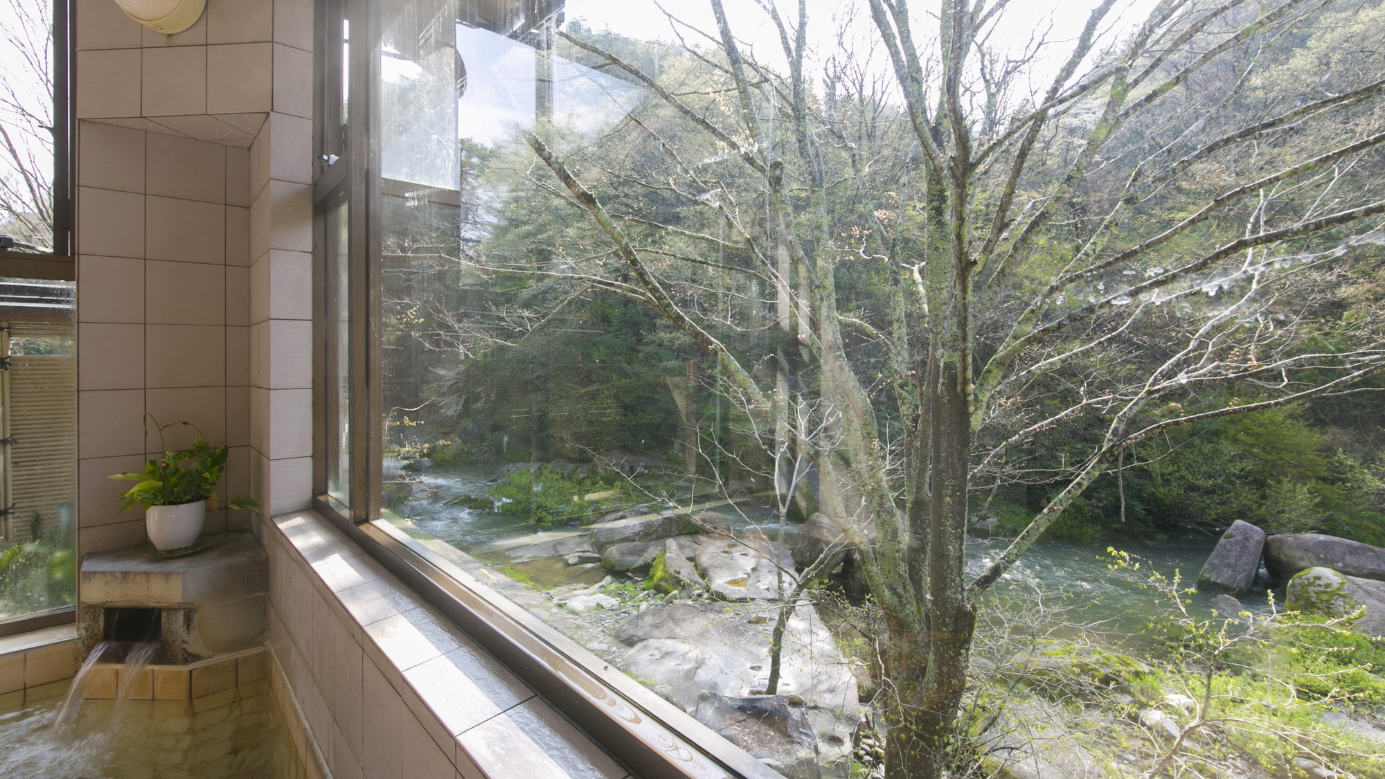 お風呂からは宿の前を流れる川を望めます。