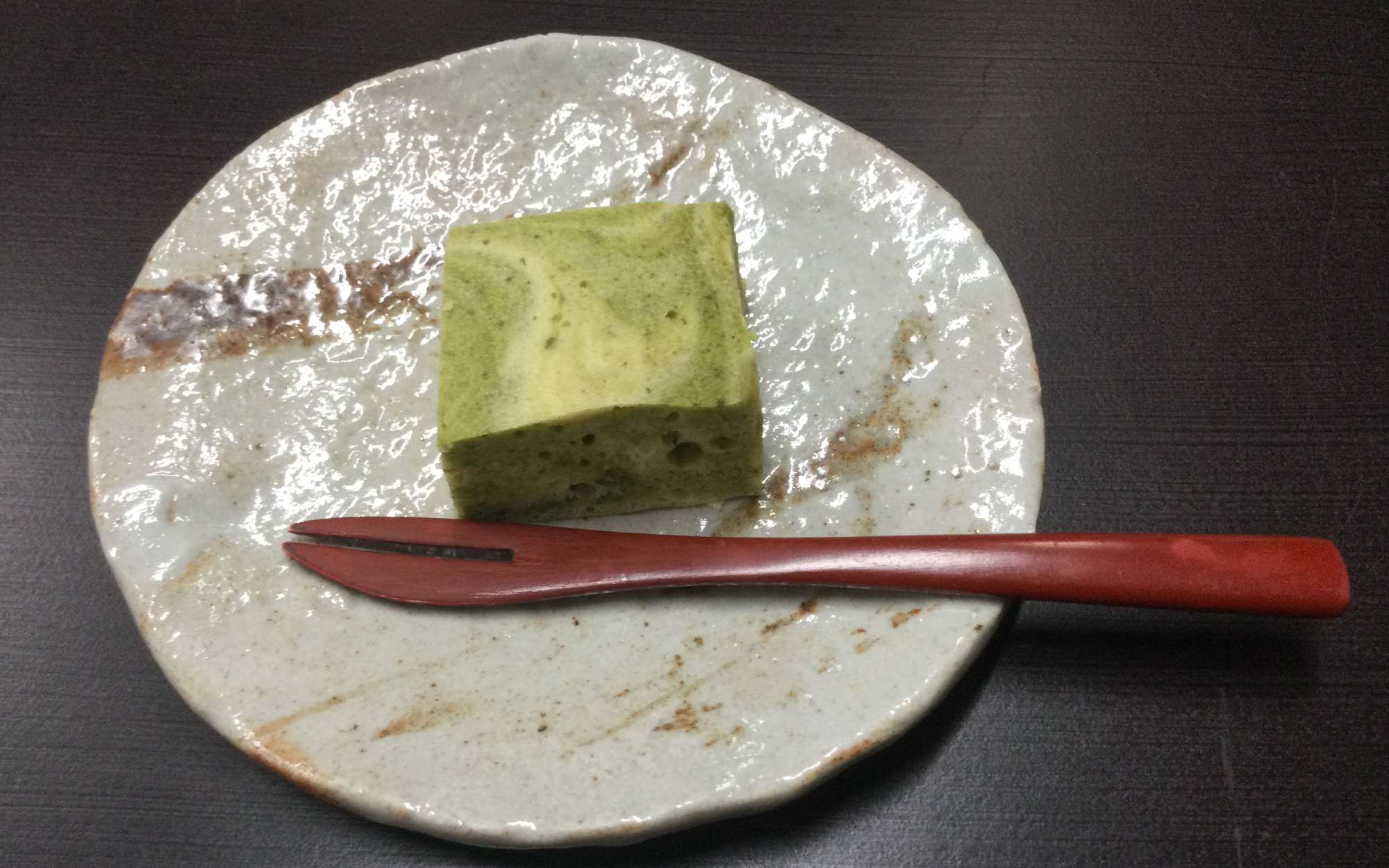 甘さ控えめの白餡で作った浮島に抹茶生地を流しました。 抹茶の香りをお楽しみ下さいませ