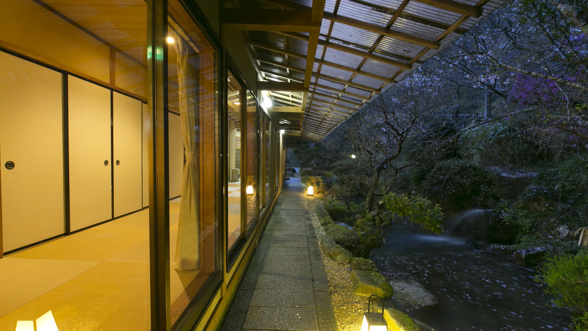 庭には山より引き込みました水にて池がございます。 